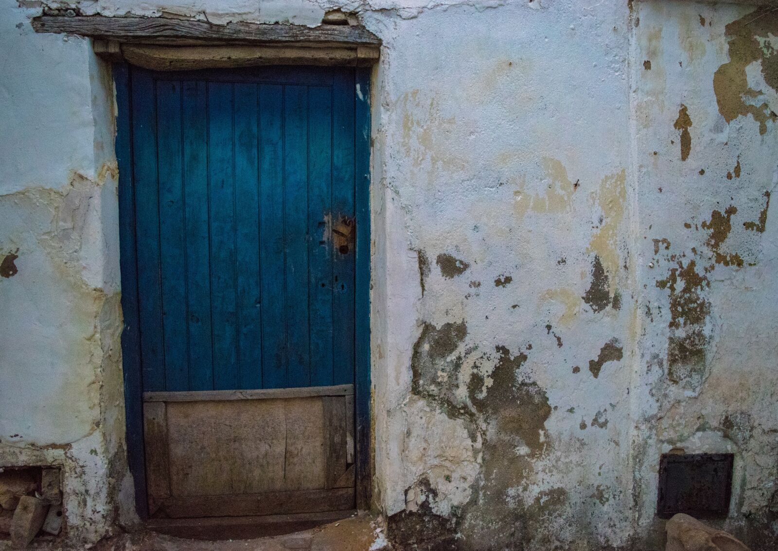 Nikon D5500 sample photo. Facade, wall, door photography