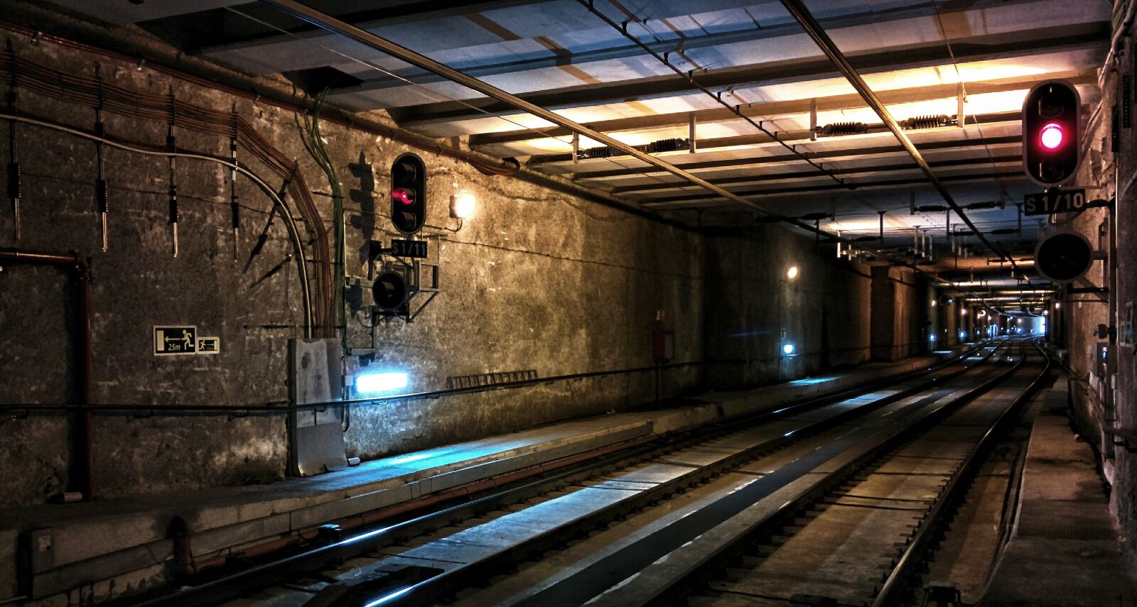 LG Nexus 5 sample photo. Tunnel, train, shadows photography