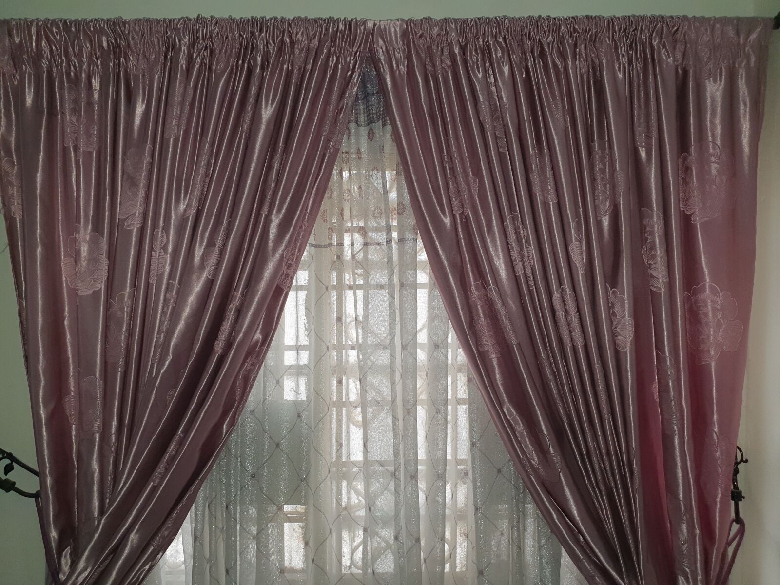 Samsung Galaxy S10+ sample photo. Curtain, pink, white photography