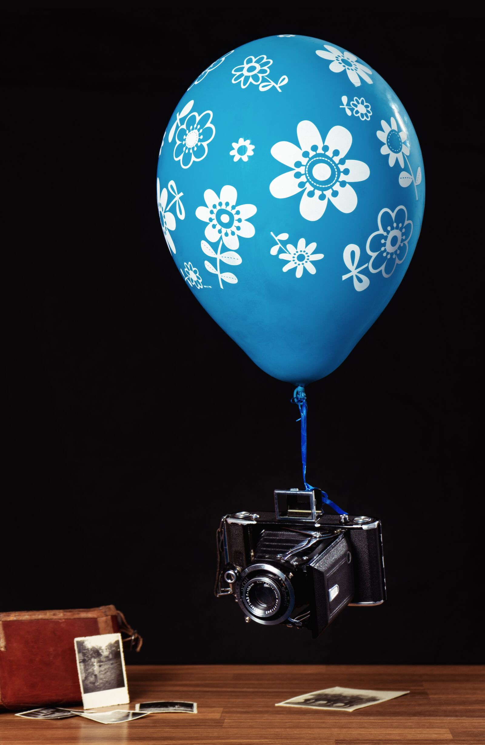Sony a7 II + Sony FE 28-70mm F3.5-5.6 OSS sample photo. Balloon, camera, old photography