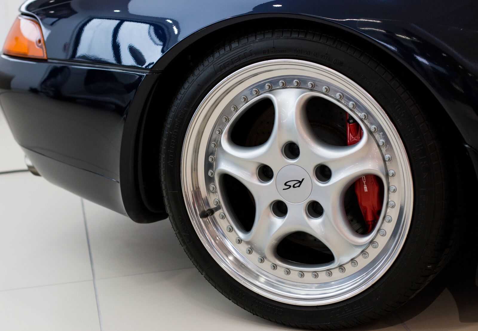 Canon EOS 70D + Canon EF 50mm F1.4 USM sample photo. Car, fast car, nice photography