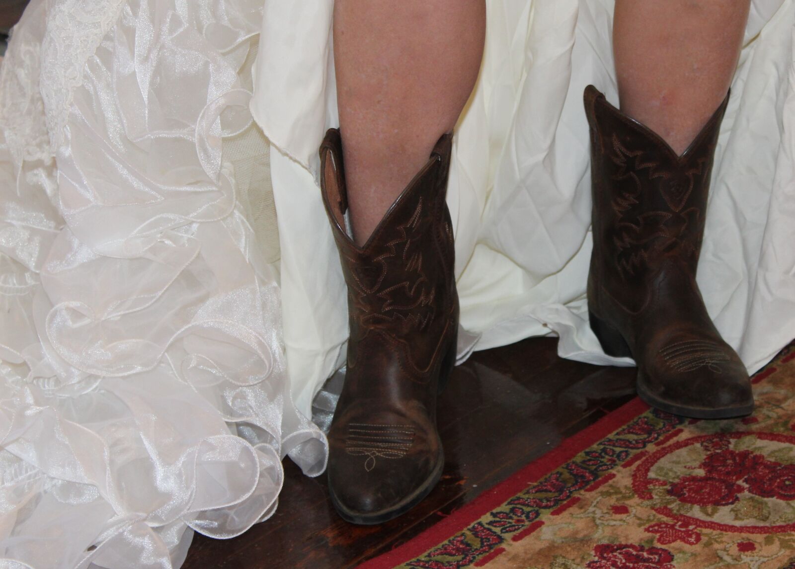 Canon EOS 1300D (EOS Rebel T6 / EOS Kiss X80) sample photo. Cowboy boots, cowgirl, wedding photography
