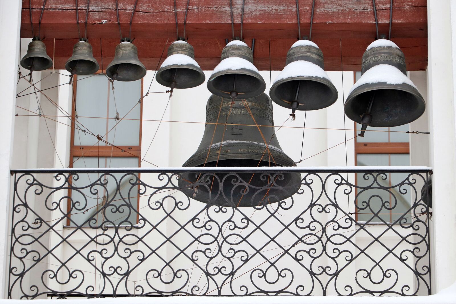 Canon EOS 200D (EOS Rebel SL2 / EOS Kiss X9) sample photo. Winter, bell, temple photography