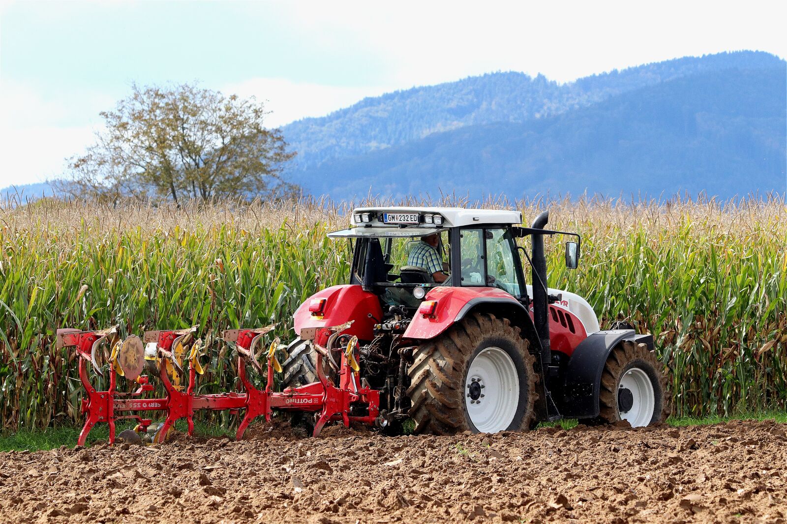 Canon EF 70-300 F4-5.6 IS II USM sample photo. Plow, tractor, arable land photography
