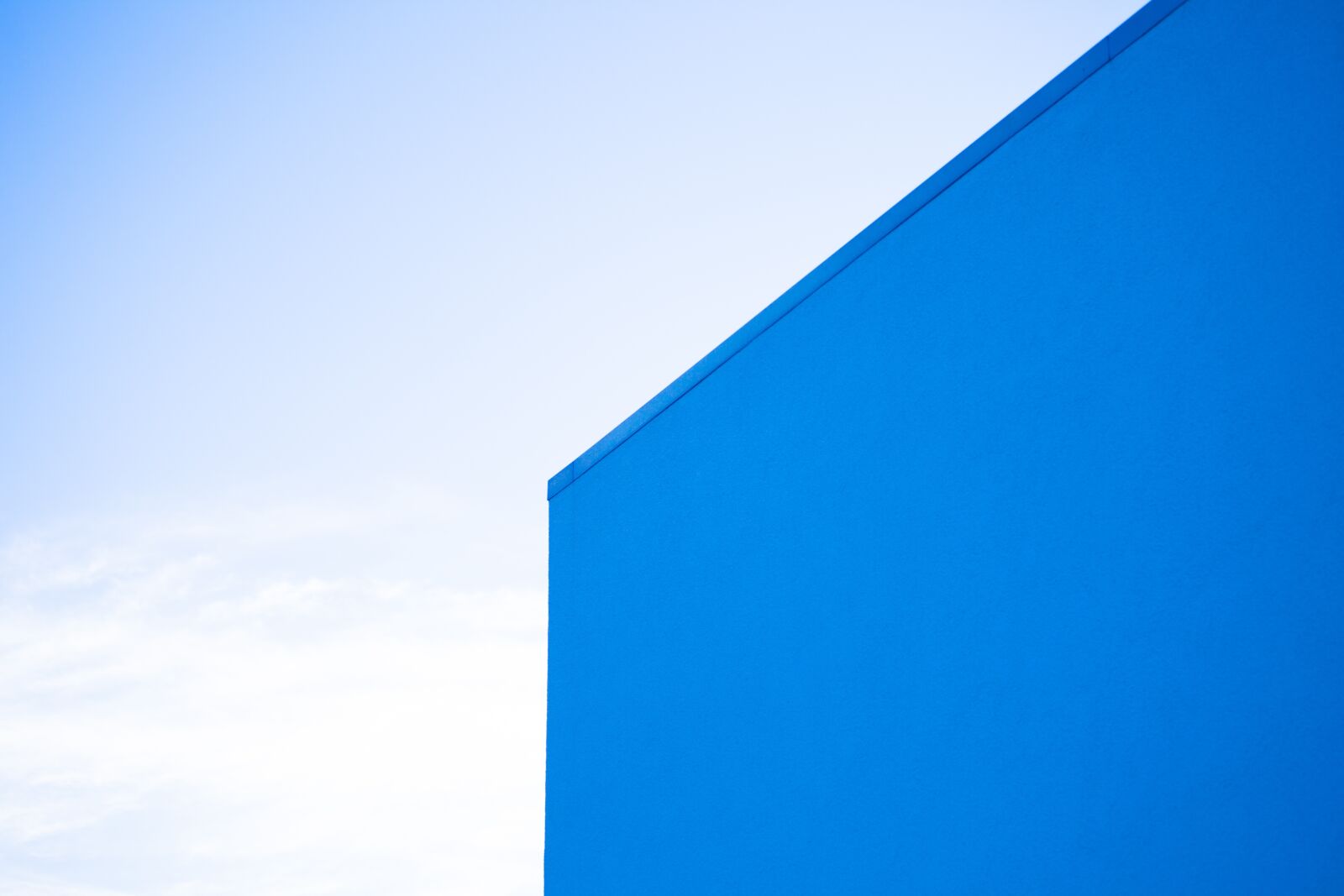 Canon EF 70-200mm F4L USM sample photo. Blue background, optical deception photography