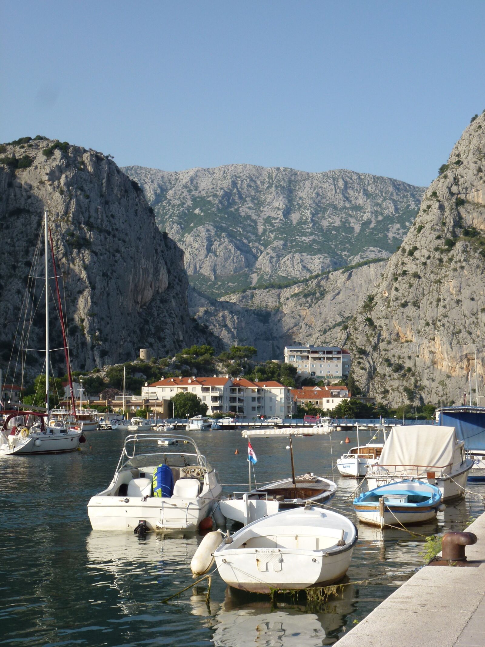 Panasonic Lumix DMC-ZS10 (Lumix DMC-TZ20 / Lumix DMC-TZ22) sample photo. Omiś, croatia, city photography