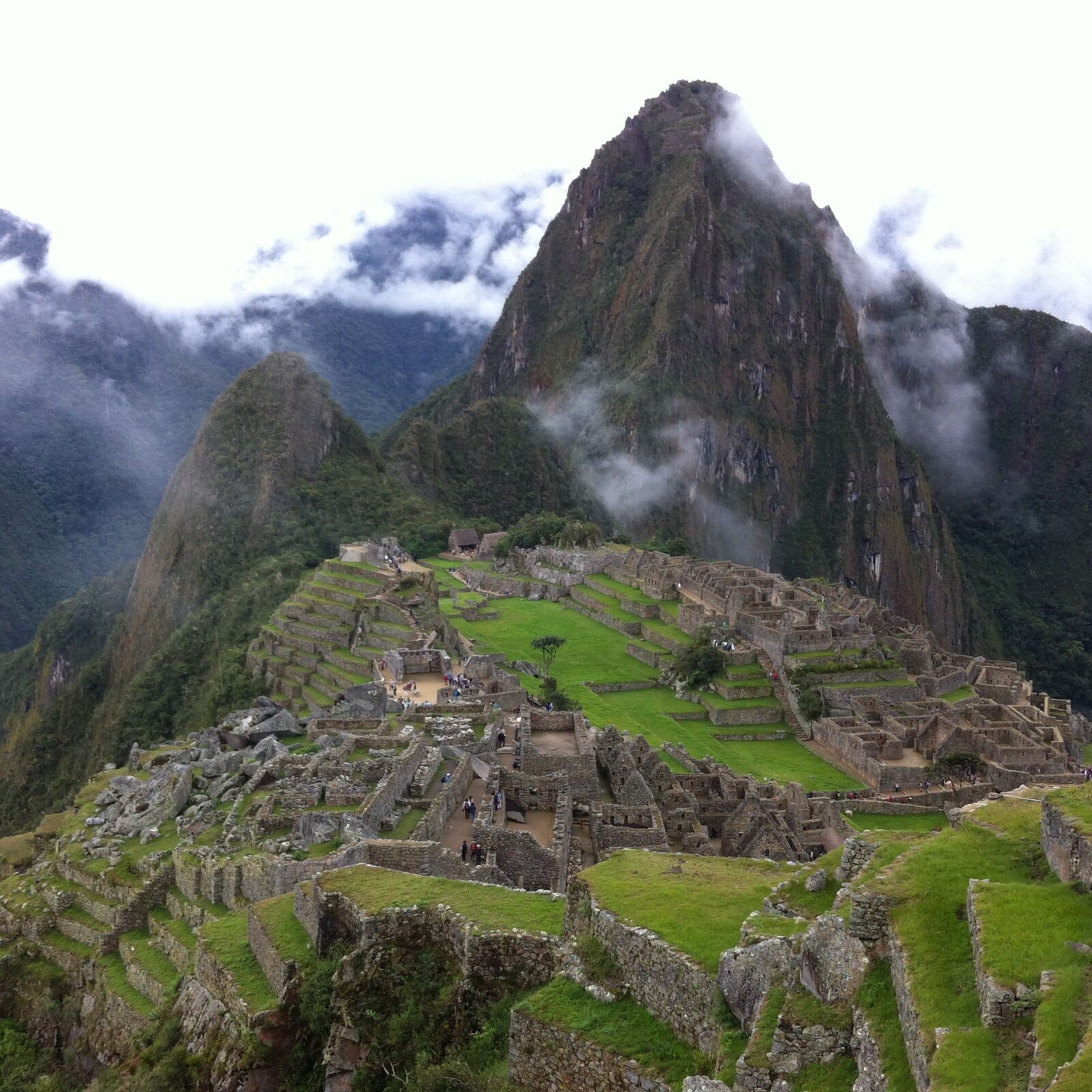 iPhone 4 back camera 3.85mm f/2.8 sample photo. Cusco, peru, mountain photography