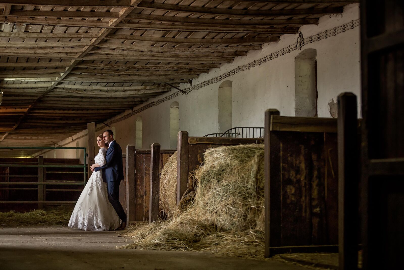 Canon EF 70-200mm F2.8L IS II USM sample photo. Husband, wife, inside, barn photography