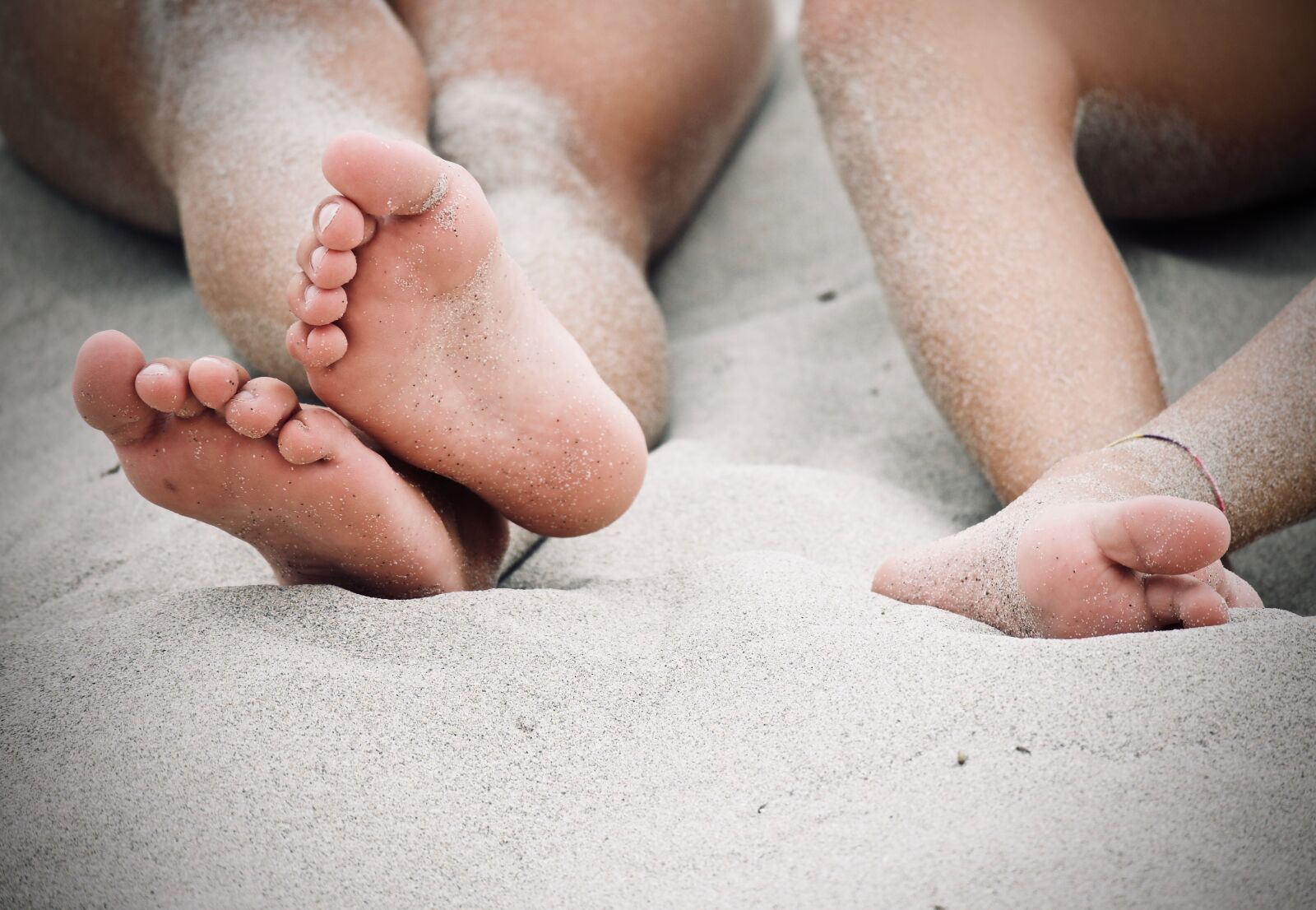 Canon EOS M sample photo. Feet, barefoot, sand photography