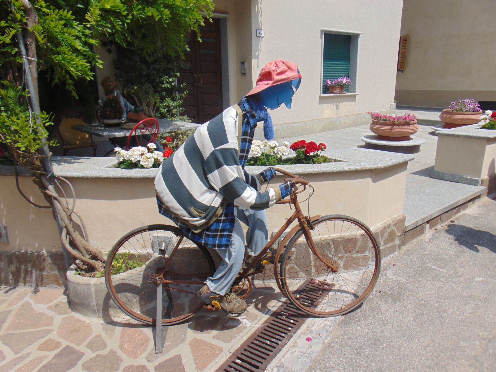 Sony Cyber-shot DSC-H300 sample photo. Cyclists, sculpture, original photography