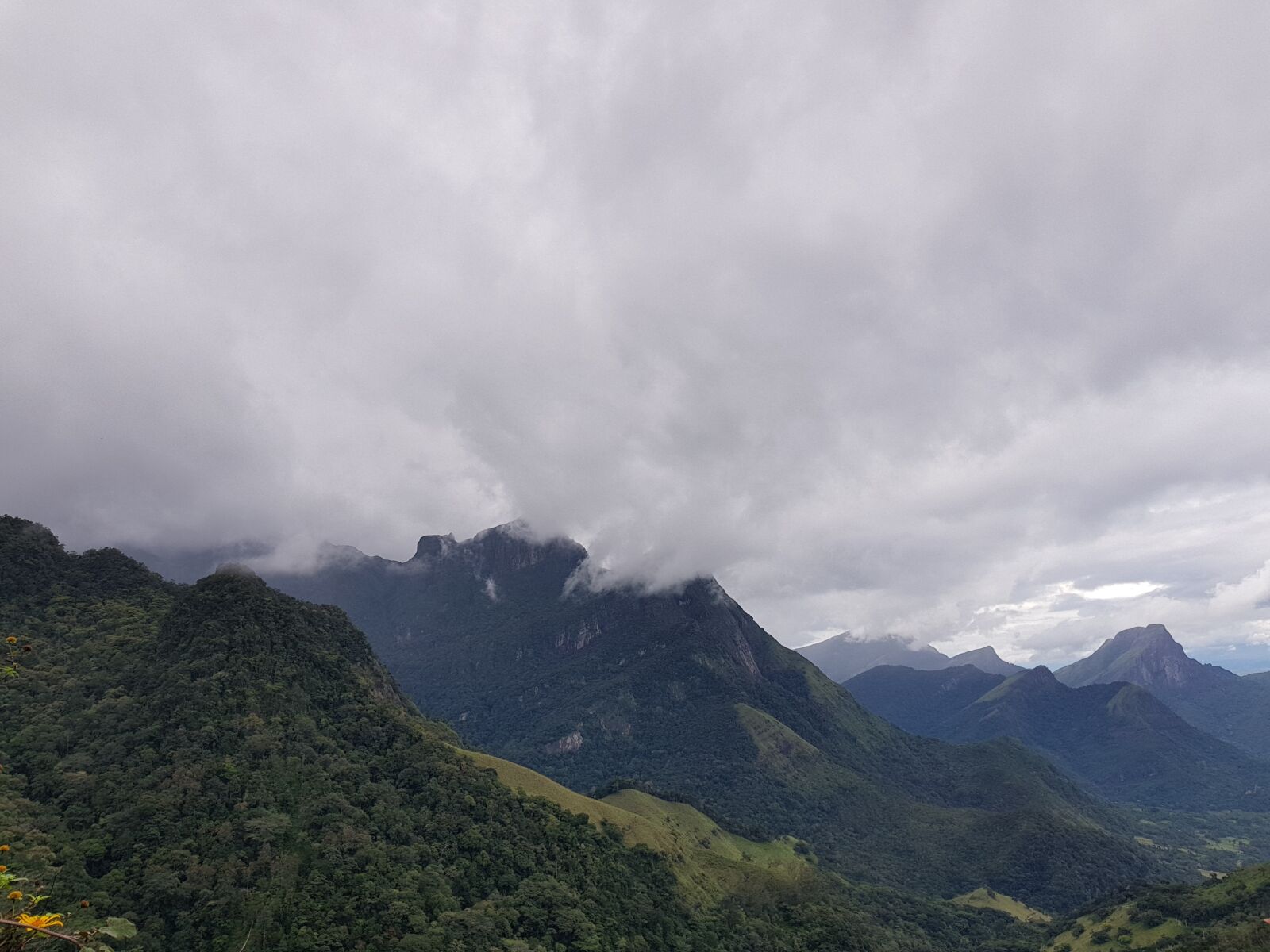 Samsung Galaxy S8 sample photo. Knuckles, mist, mountain, overthemountain photography