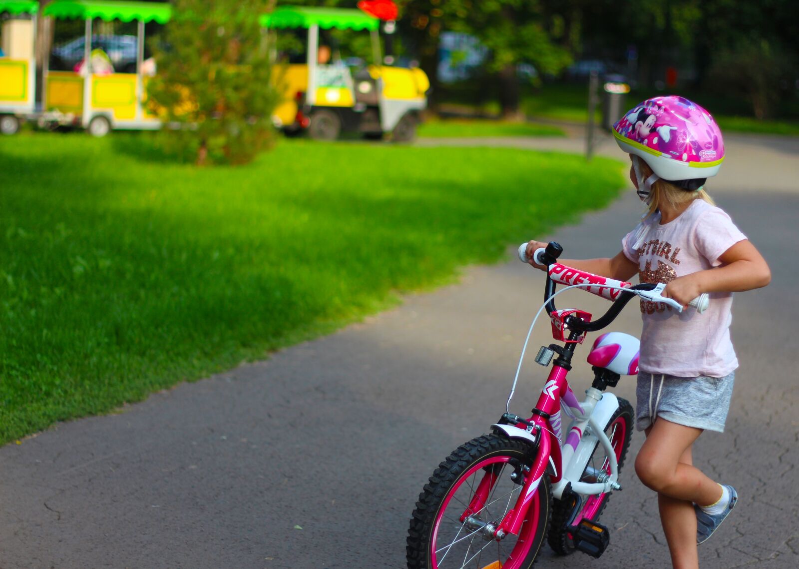 Canon EOS 700D (EOS Rebel T5i / EOS Kiss X7i) + Canon EF 50mm F1.8 II sample photo. Child, girl, bike photography