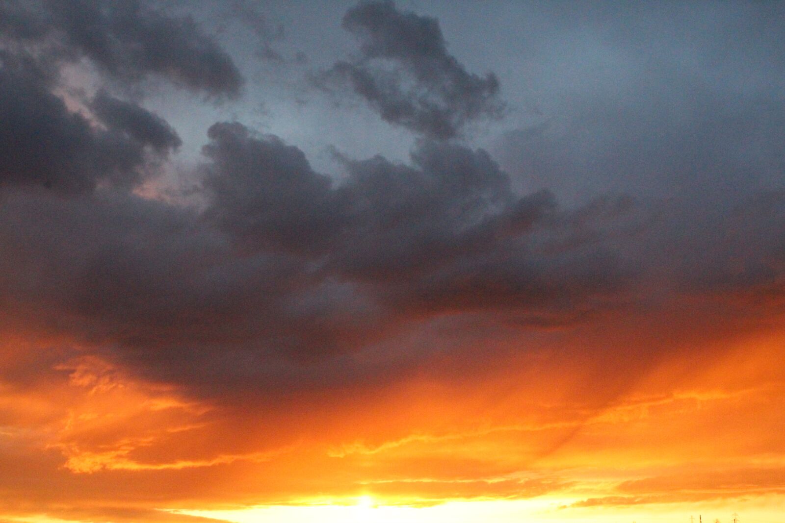 Canon EOS 1300D (EOS Rebel T6 / EOS Kiss X80) sample photo. Sunset, clouds, evening photography
