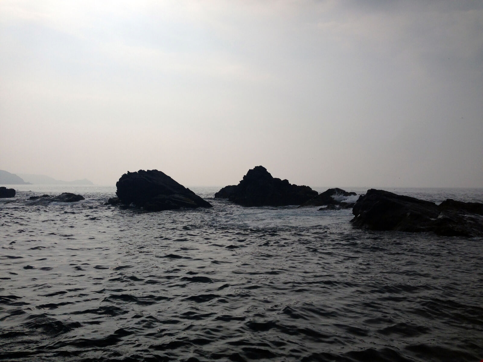 iPhone 5 back camera 4.12mm f/2.4 sample photo. Night, rocks, sea, waves photography