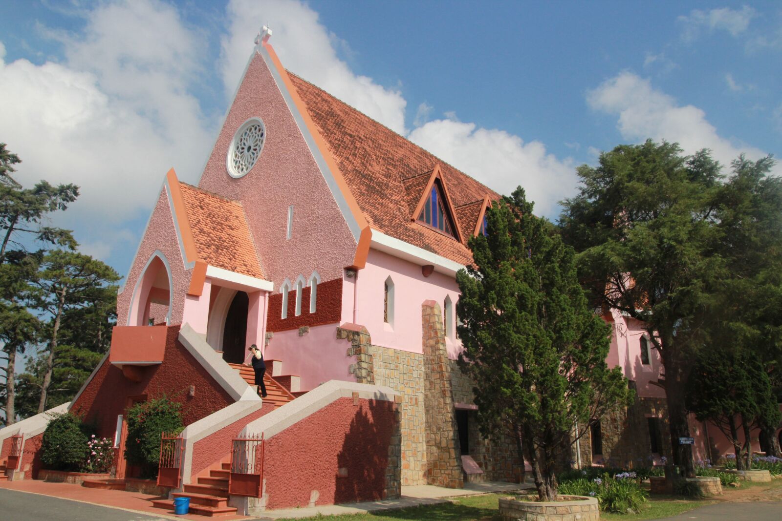 Tamron SP AF 17-50mm F2.8 XR Di II LD Aspherical (IF) sample photo. Vietnam, asia, church photography