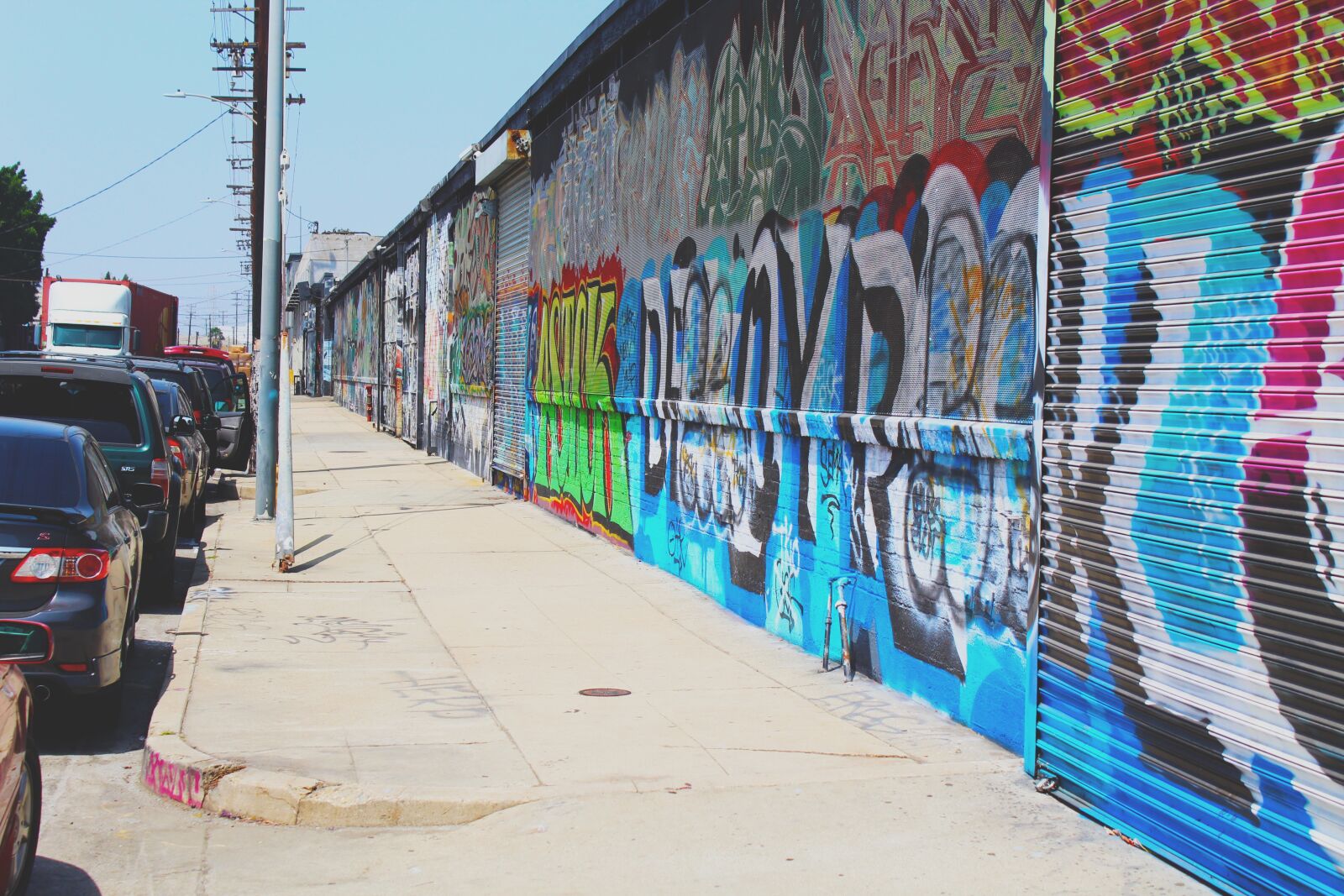 Canon EOS 1300D (EOS Rebel T6 / EOS Kiss X80) sample photo. Street, wall, graffiti photography