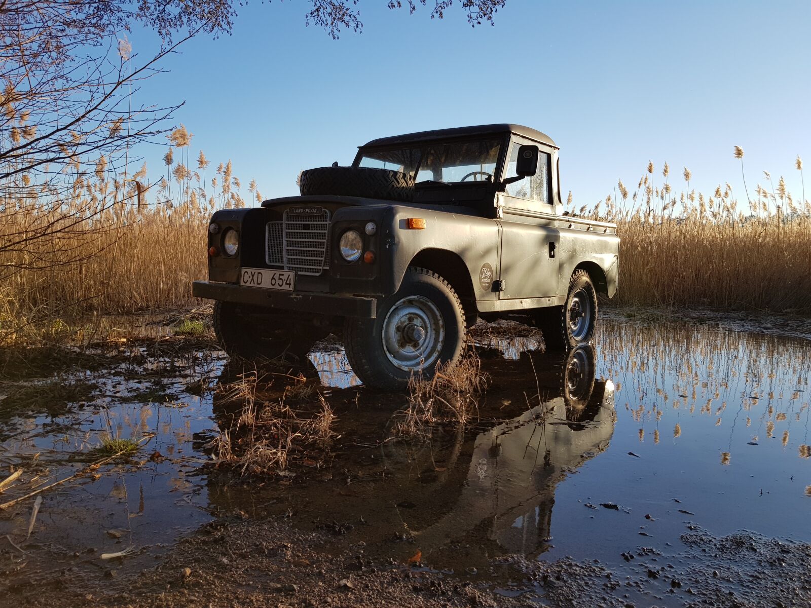 Samsung Galaxy S8 sample photo. Land rover, spring, flood photography