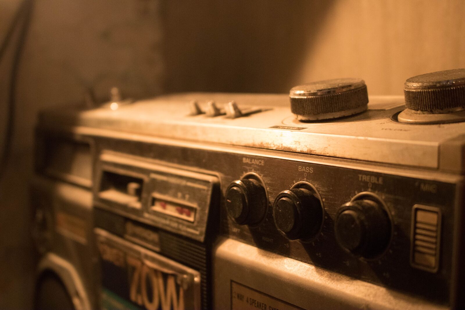Canon EOS 750D (EOS Rebel T6i / EOS Kiss X8i) sample photo. Radio, vintage, cafe photography