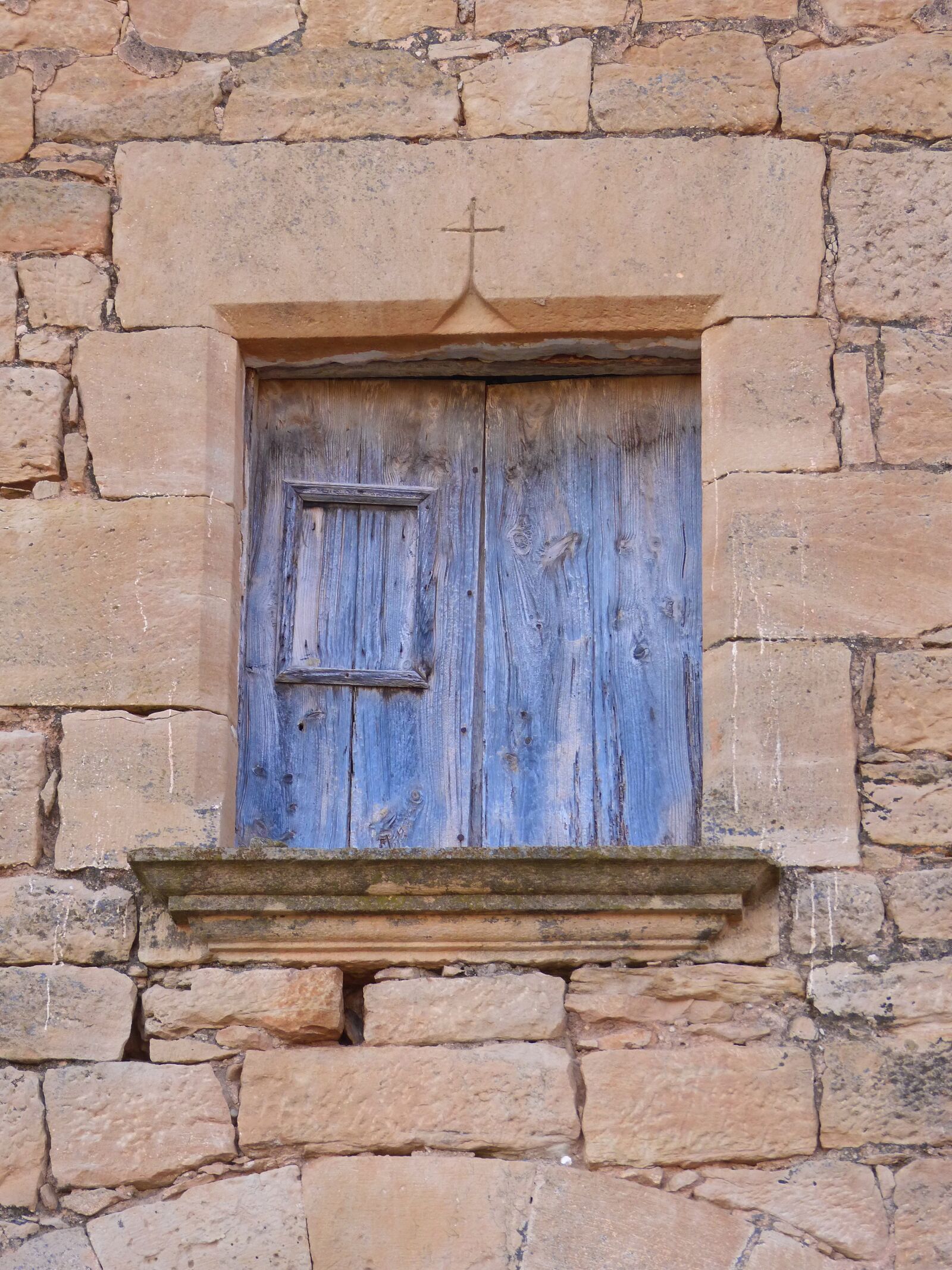 Panasonic DMC-FZ62 sample photo. Window, cruz, medieval photography