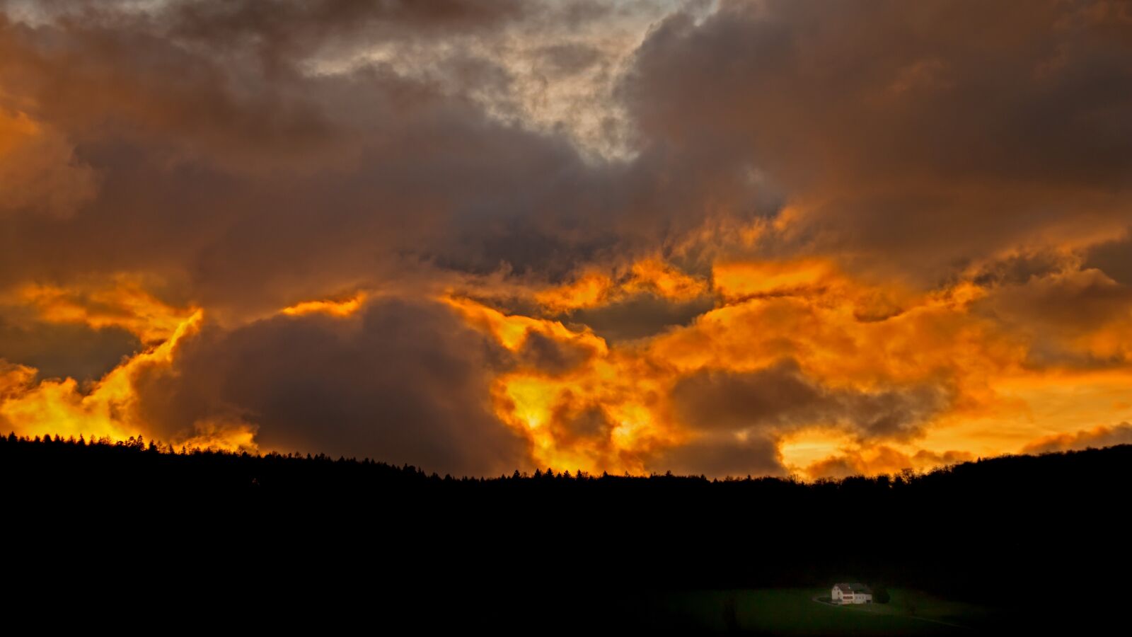 Panasonic Lumix DC-G9 sample photo. Clouds, sunset, landscape photography