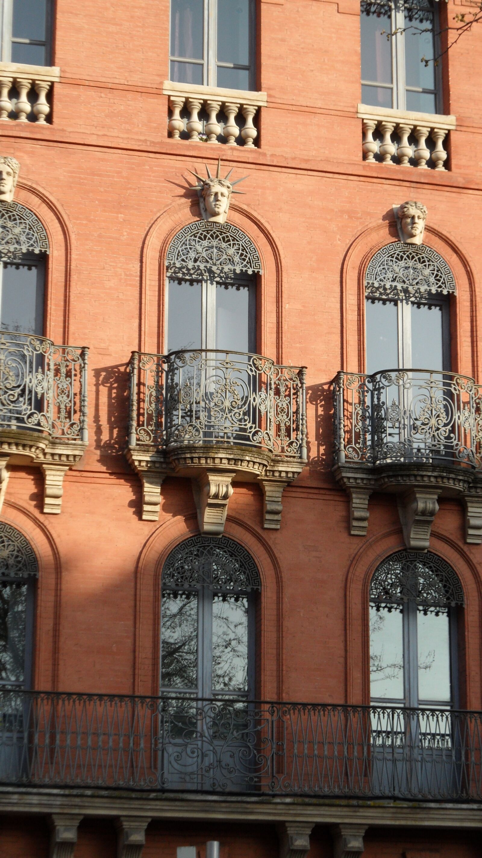 Samsung WB600 / VLUU WB600 /  WB610 sample photo. Windows, gothic, railings photography