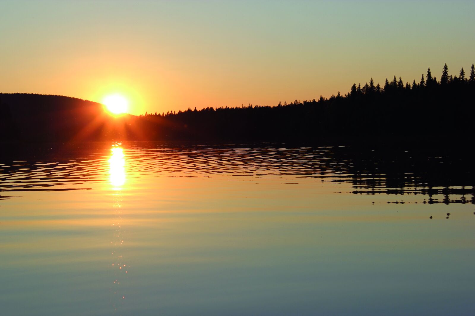 Canon EOS 550D (EOS Rebel T2i / EOS Kiss X4) sample photo. Sunset, lake, lapland photography