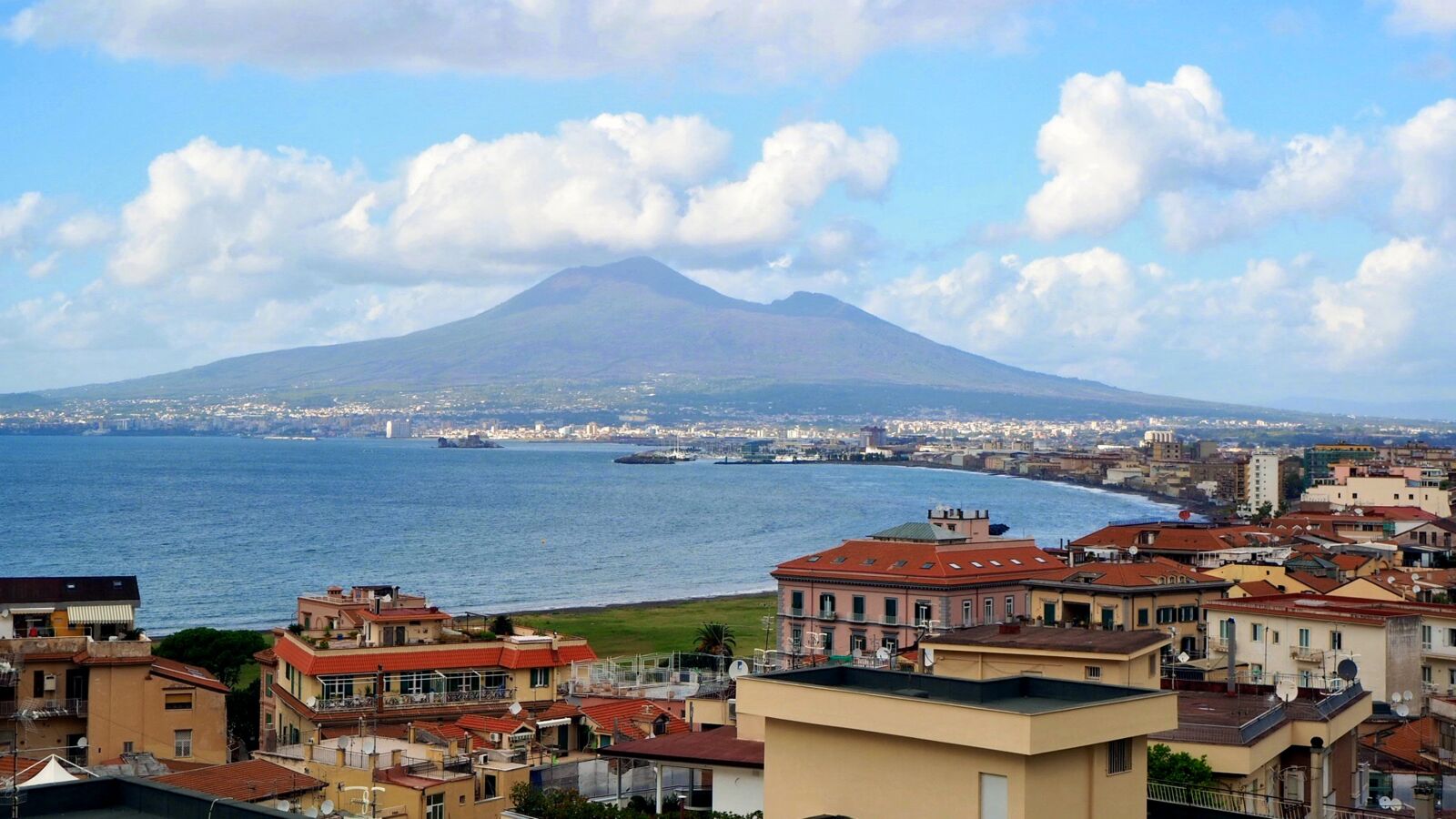 Olympus PEN E-PL9 sample photo. Volcano, vesuvius, italy photography