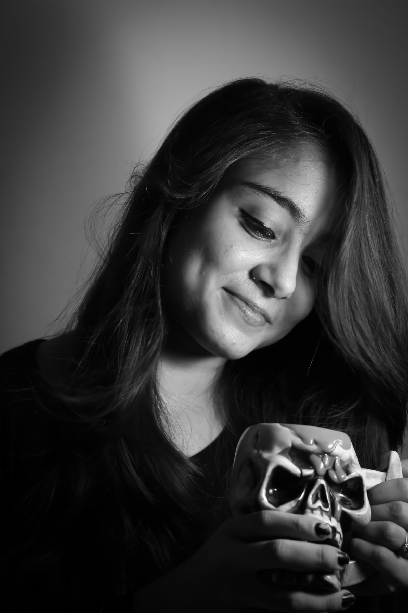 Canon EOS 1300D (EOS Rebel T6 / EOS Kiss X80) sample photo. Girl, mug, black photography