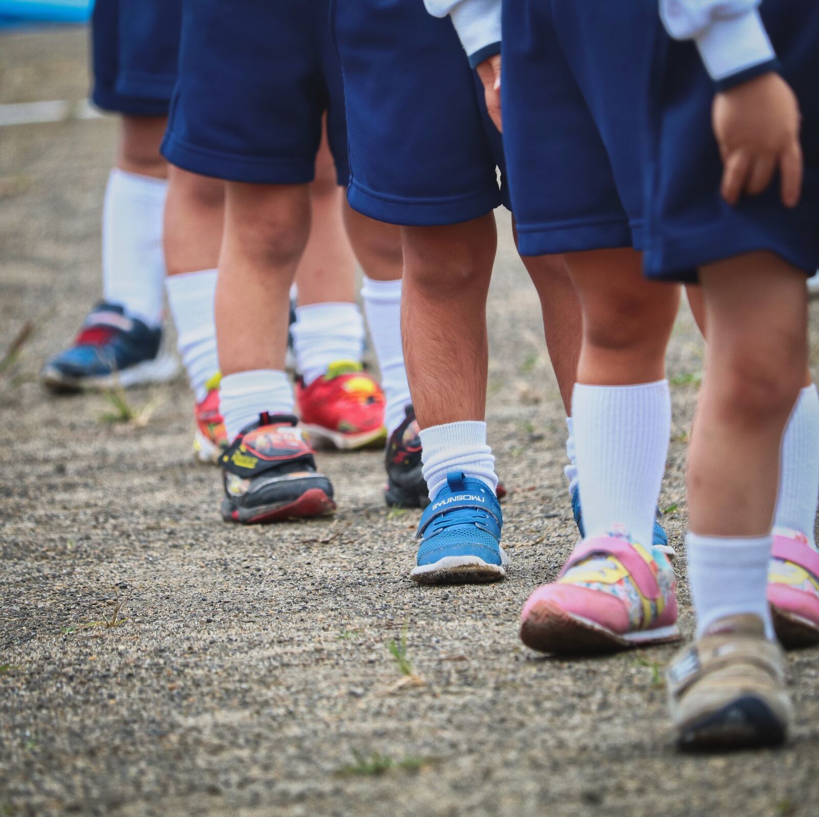 Canon EF-S 55-250mm F4-5.6 IS STM sample photo. Kids, feet, child photography