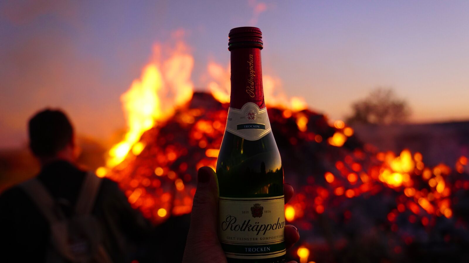 Sony E 18-200mm F3.5-6.3 OSS LE sample photo. Easter fire, champagne, human photography