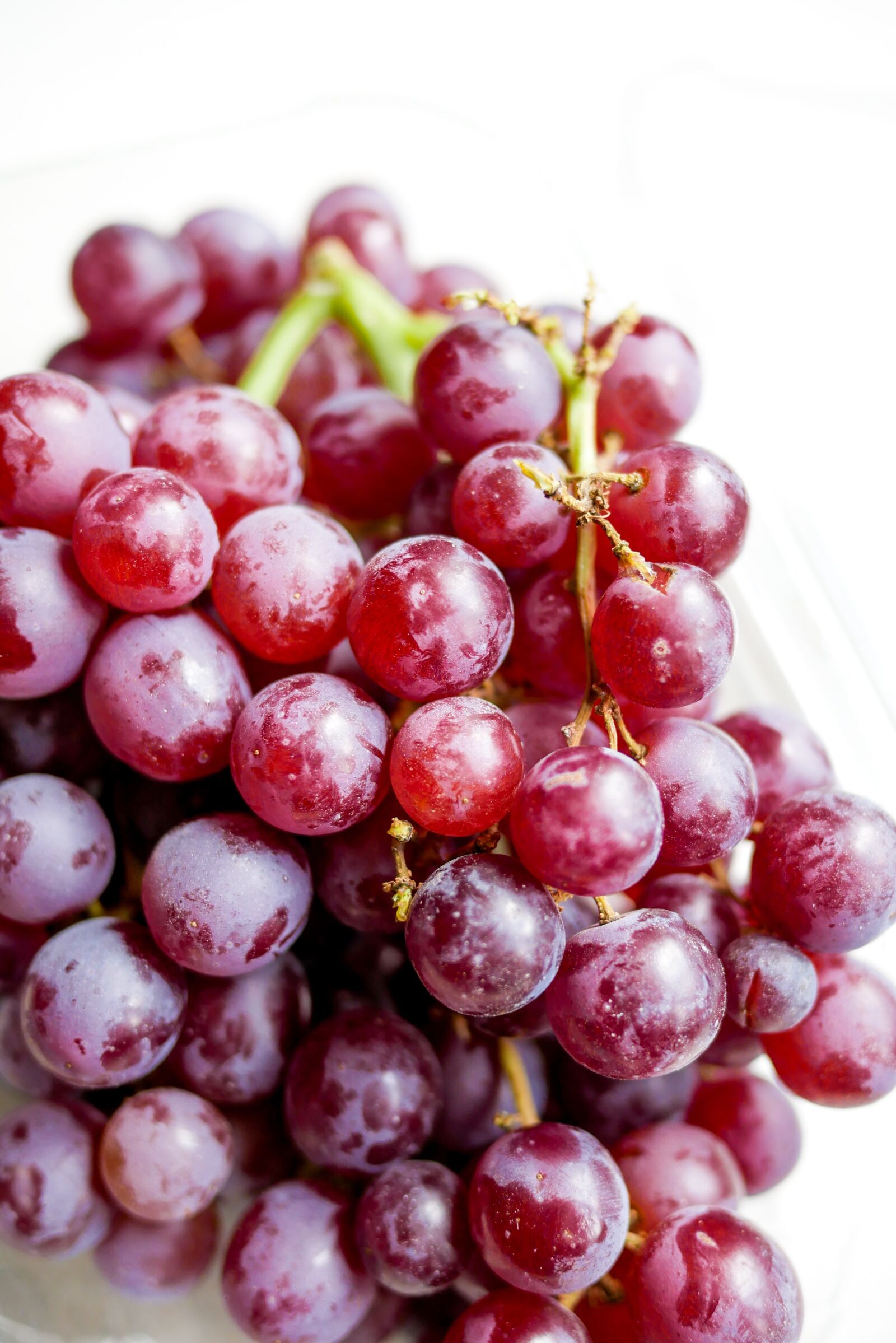 Panasonic Lumix DMC-GX85 (Lumix DMC-GX80 / Lumix DMC-GX7 Mark II) + LUMIX G 20/F1.7 II sample photo. Bunch of grapes, spray photography