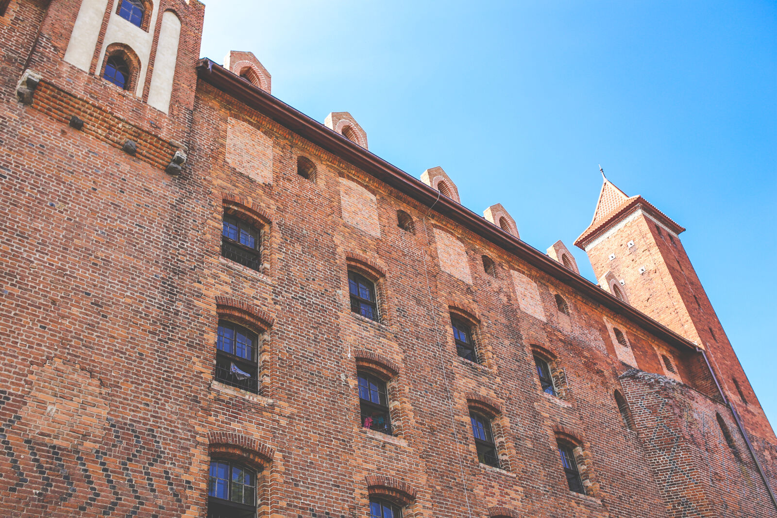 Canon EOS 6D + Sigma 35mm F1.4 DG HSM Art sample photo. Castle, window photography