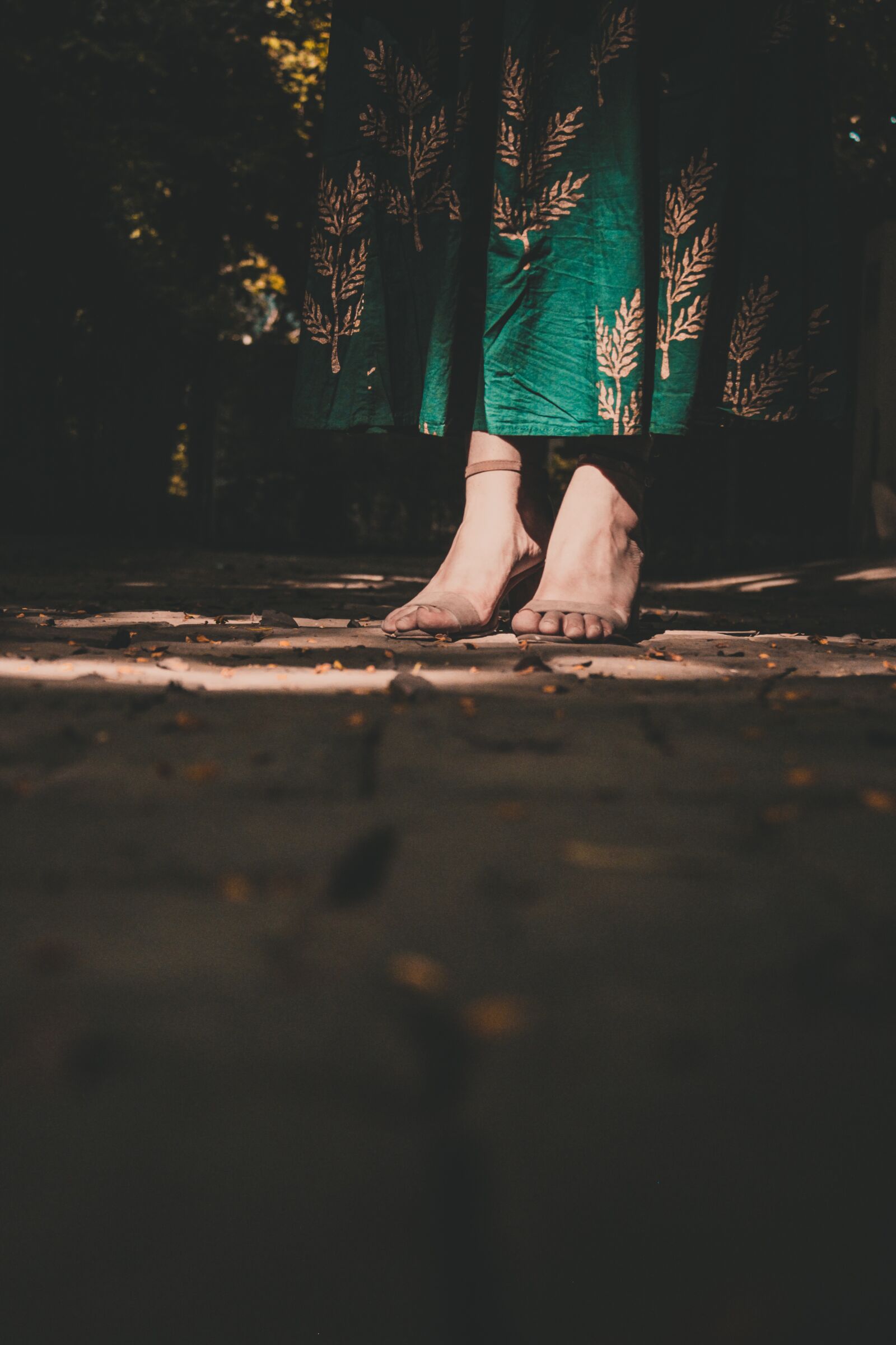Canon EOS 700D (EOS Rebel T5i / EOS Kiss X7i) sample photo. Legs, street, golden photography