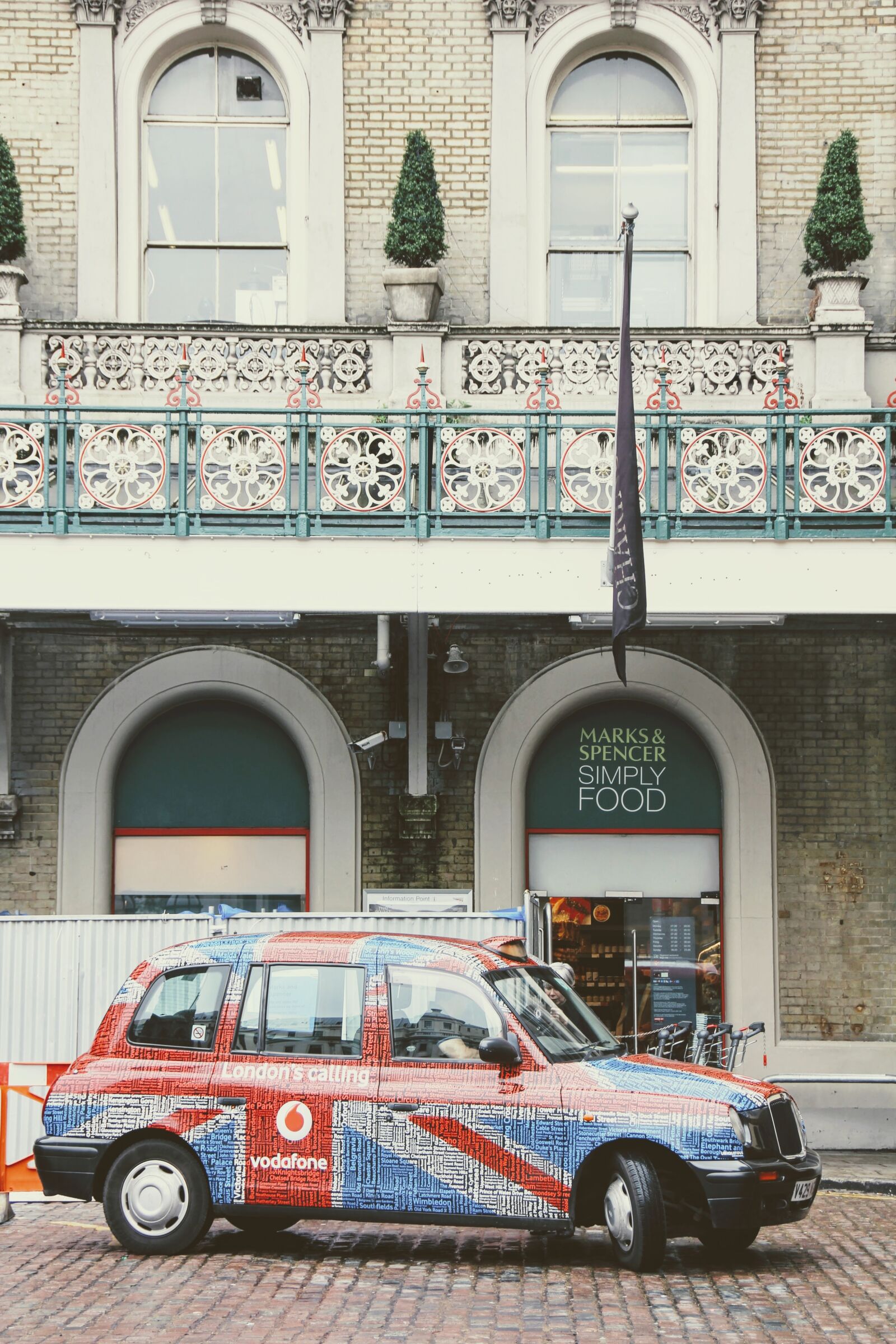 Canon EOS 60D sample photo. London, taxi, o2 photography