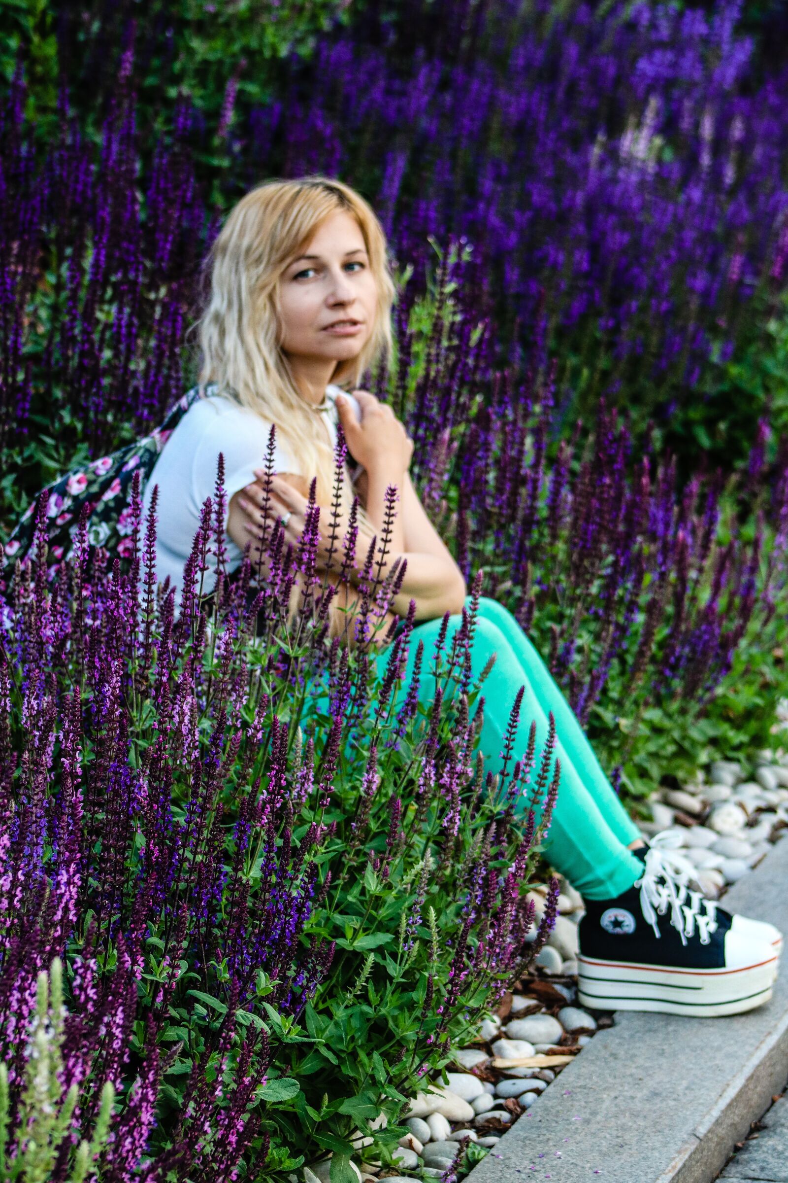 Canon EOS 760D (EOS Rebel T6s / EOS 8000D) sample photo. Flowers, purple, girl photography