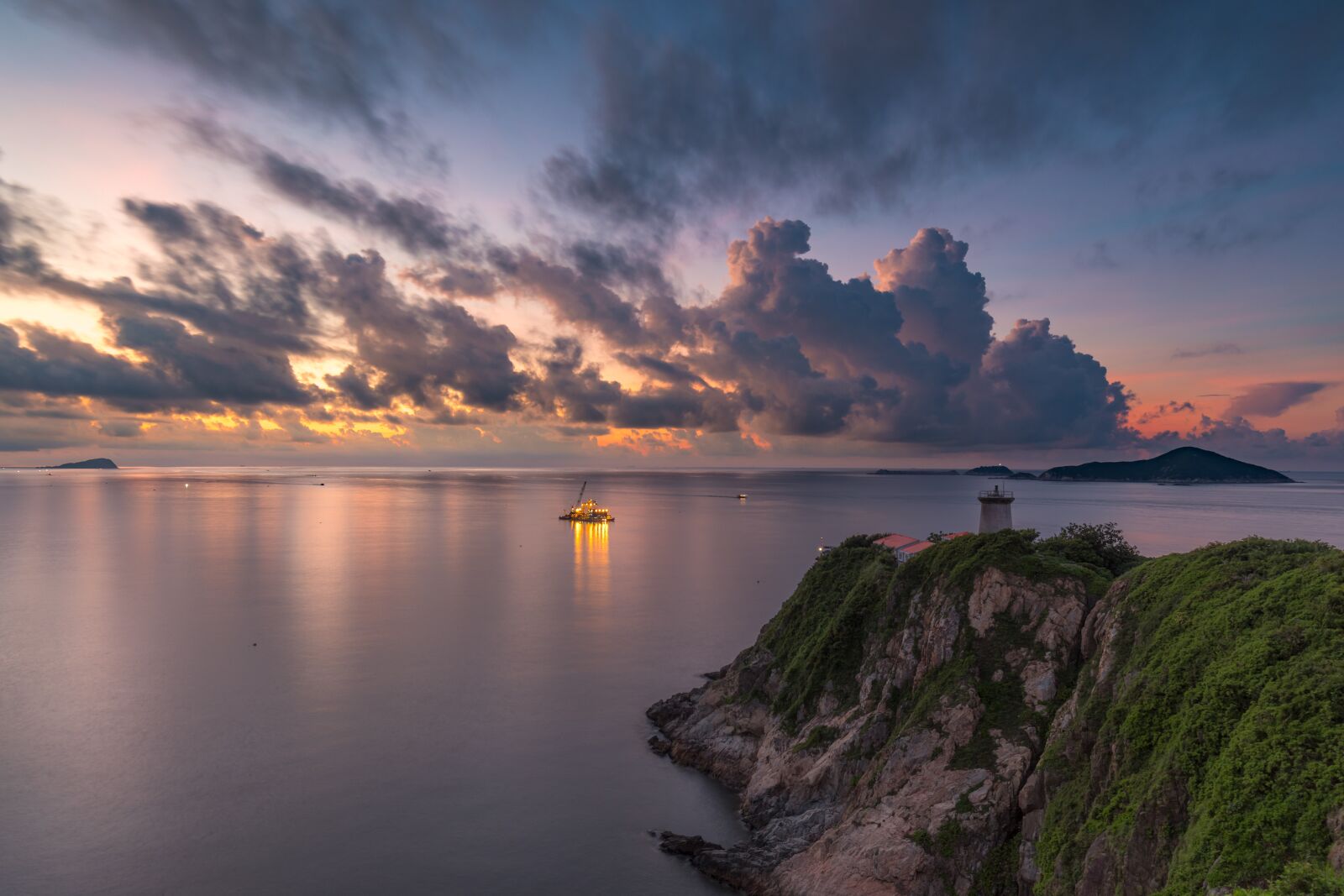 Canon EF 16-35mm F4L IS USM sample photo. Cliff, sea, dawn photography