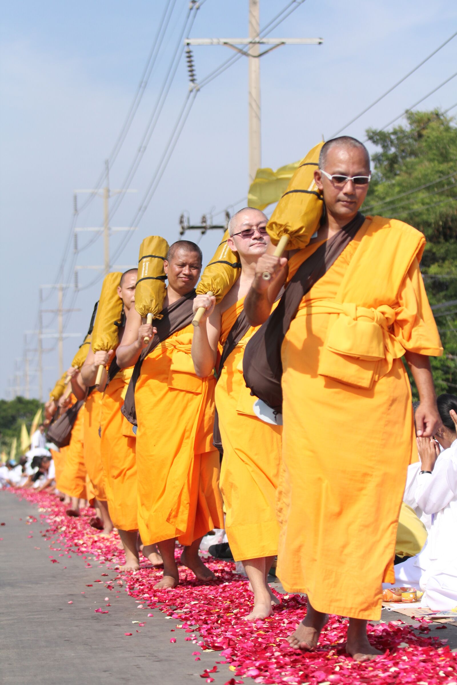 Canon EOS 60D + Canon EF 70-200mm F4L IS USM sample photo. Monks, buddhists, buddhism photography