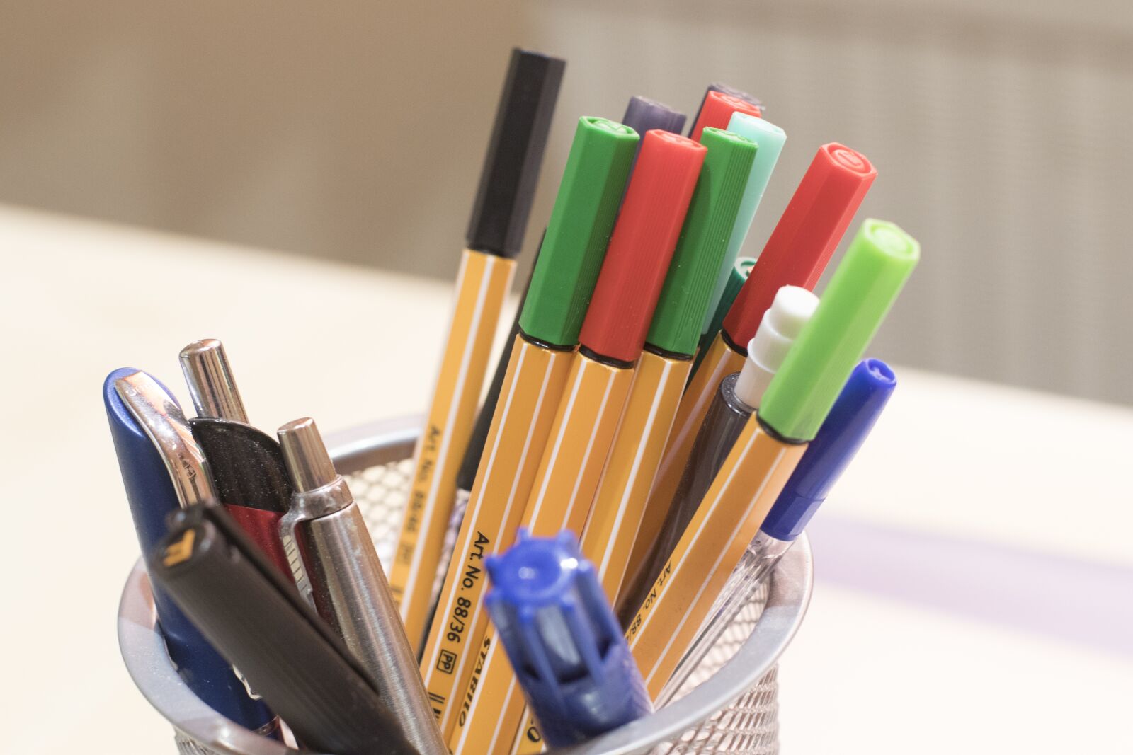 Canon EOS 77D (EOS 9000D / EOS 770D) sample photo. Felt tip pens, color photography