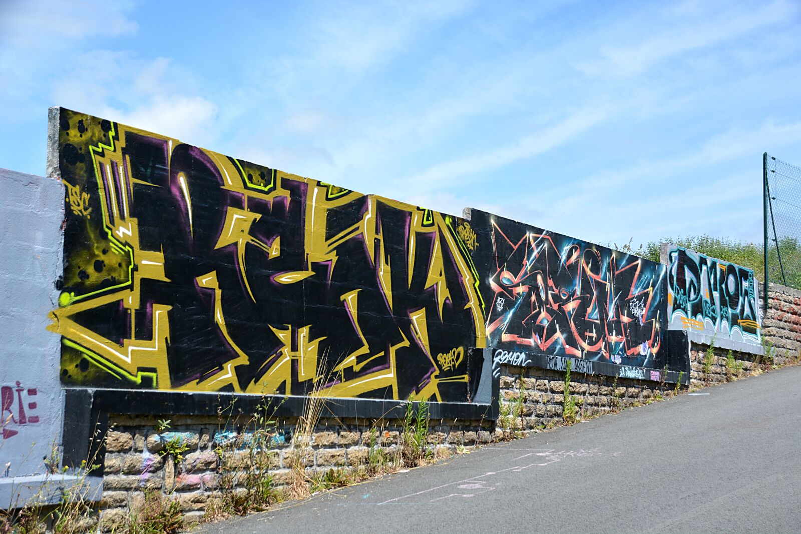 Nikon D5200 sample photo. Walls, tags, painted walls photography