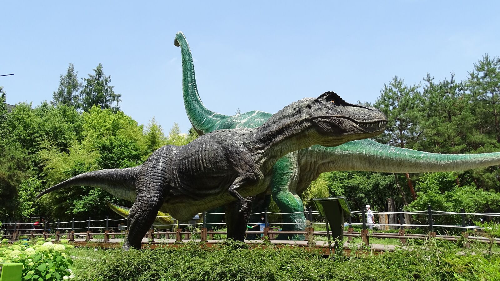 Sony Cyber-shot DSC-HX400V sample photo. Dinosaurs, sculpture, park photography