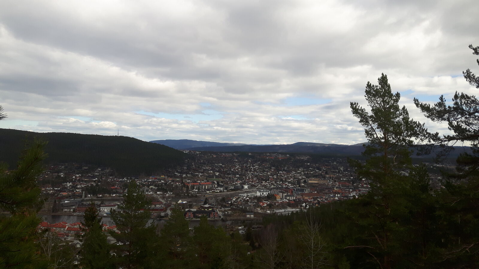 Samsung Galaxy S5 Neo sample photo. City, green, kongsberg, mountain photography