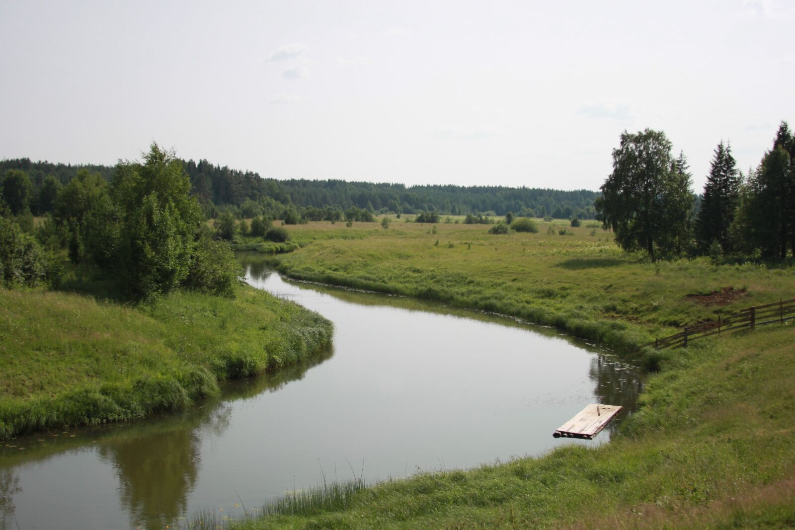 Canon EOS 500D (EOS Rebel T1i / EOS Kiss X3) sample photo. River, raft, village photography