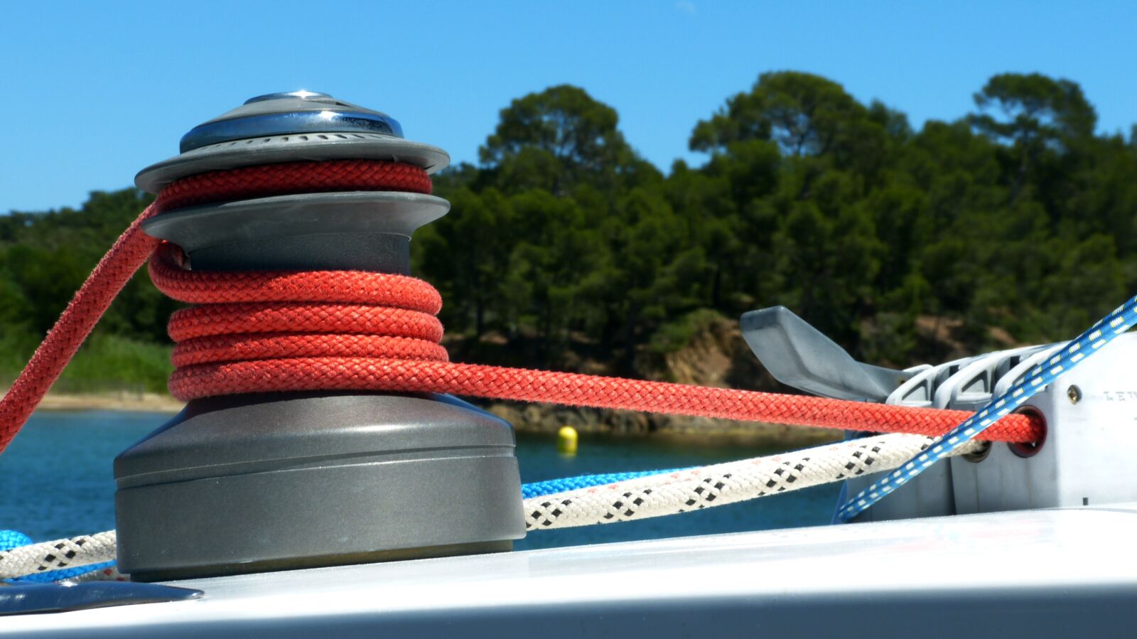 Panasonic Lumix DMC-FZ150 sample photo. Sailboat, winch, pulley photography