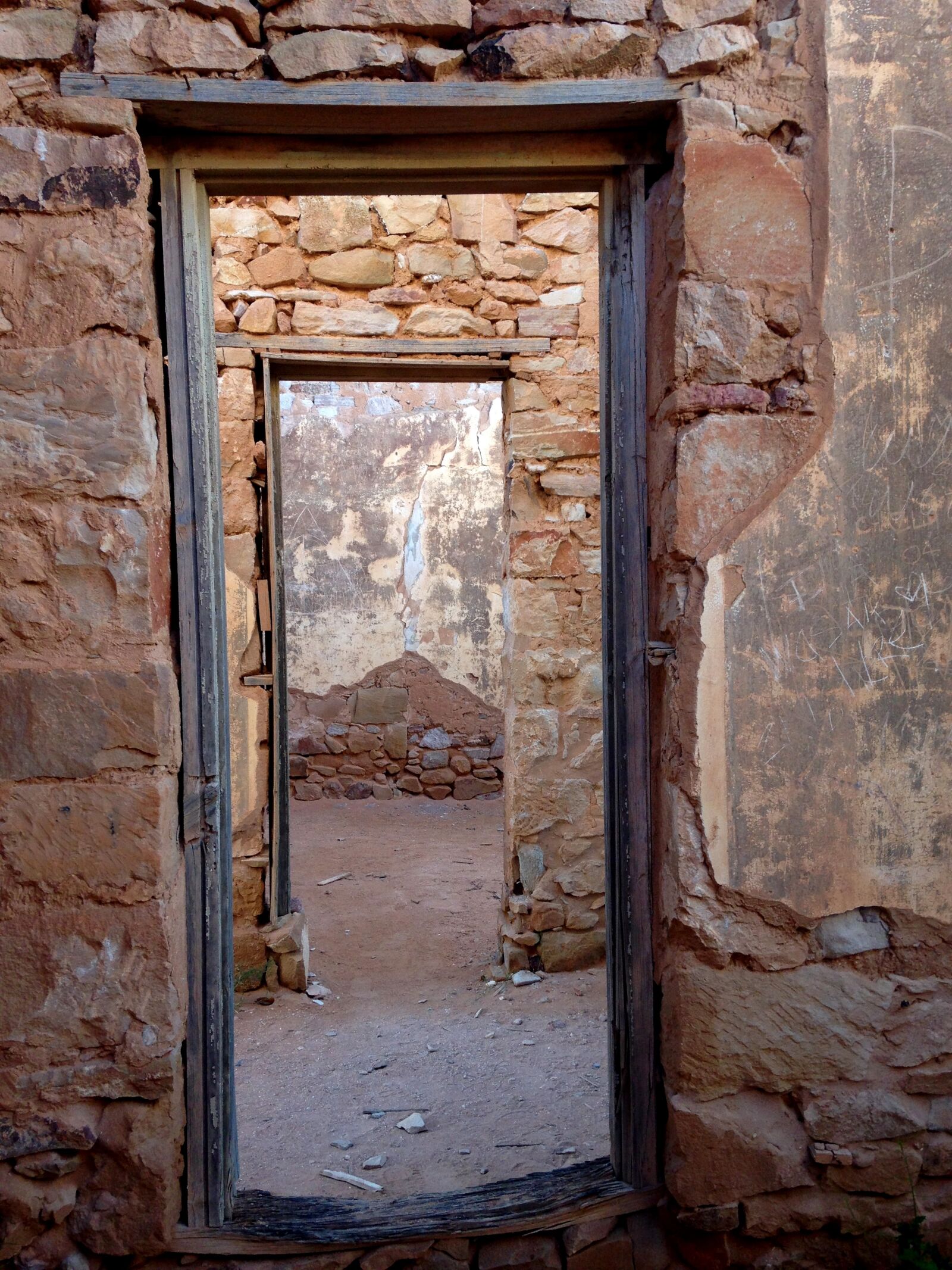 iPhone 5c back camera 4.12mm f/2.4 sample photo. Building, doorway, frame, house photography