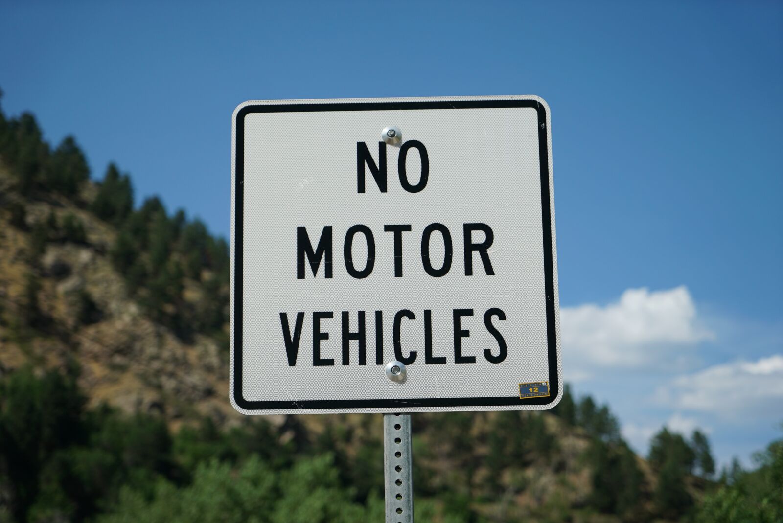 Sony a7S + Sony Vario Tessar T* FE 24-70mm F4 ZA OSS sample photo. Street sign, attention, signs photography