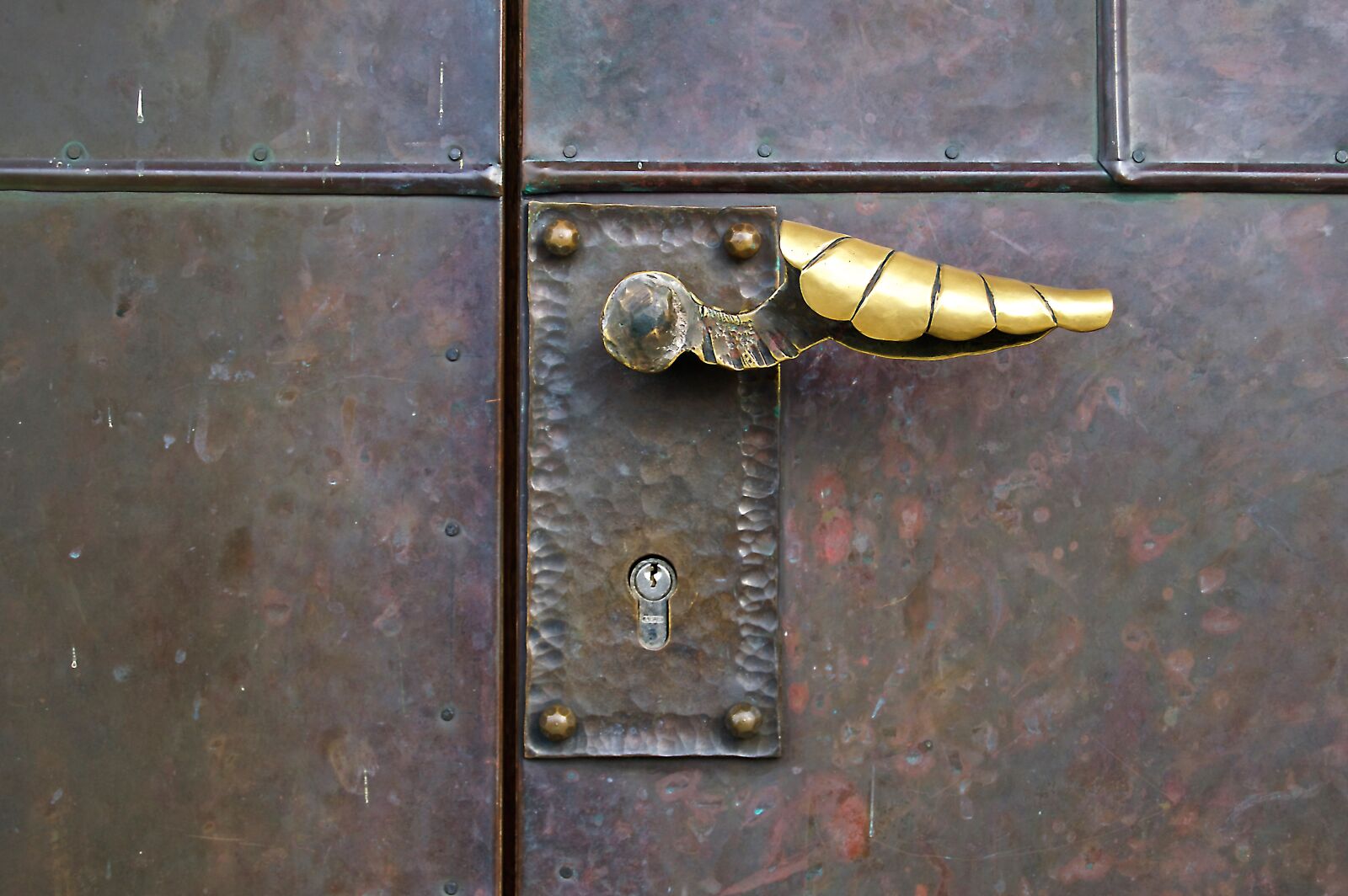 Nikon D3200 sample photo. Door handle, chapel, copper photography