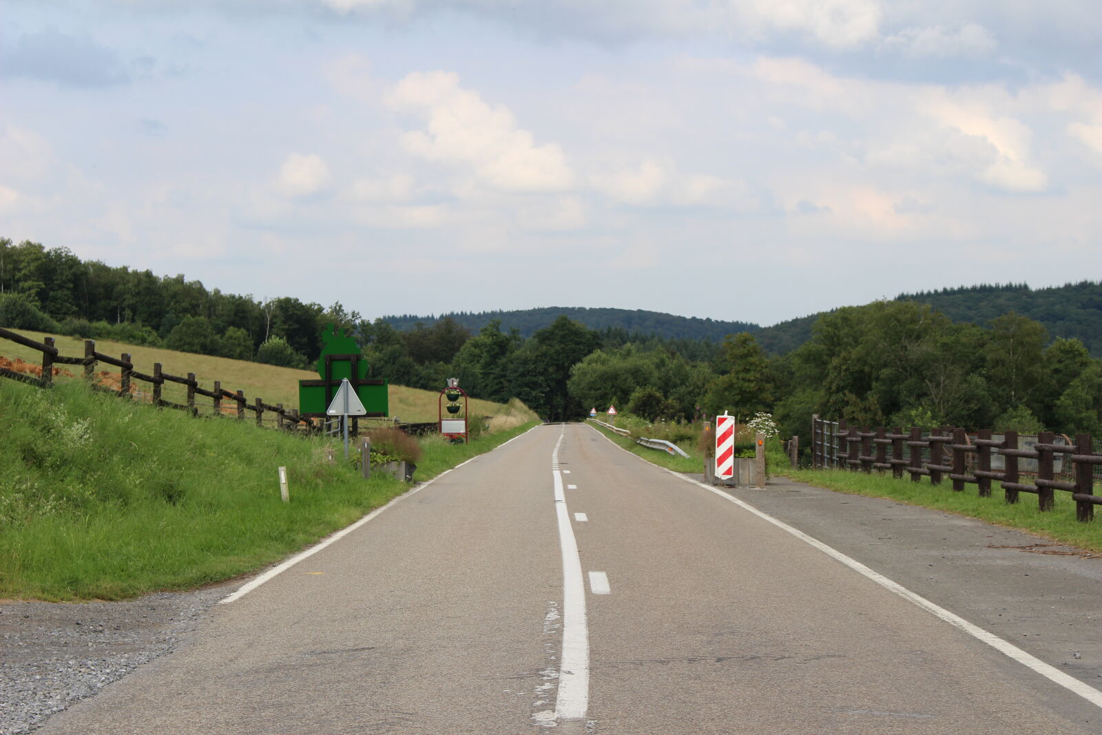 Canon EOS 100D (EOS Rebel SL1 / EOS Kiss X7) sample photo. Countryside, road photography