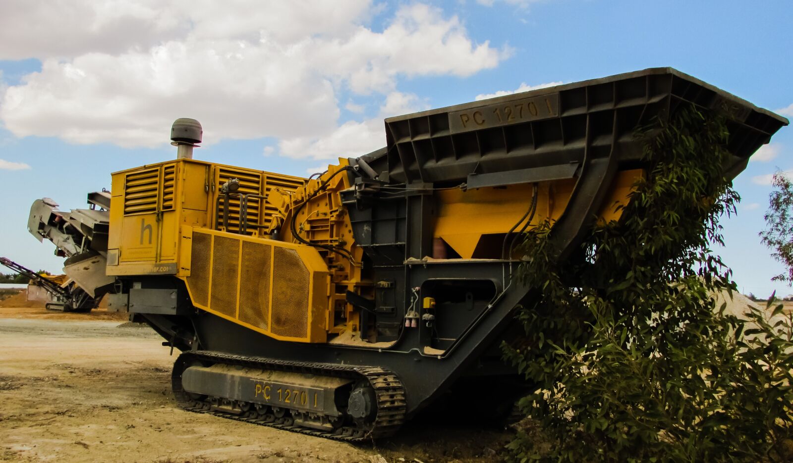 Canon PowerShot SX400 IS sample photo. Crusher, heavy machine, yellow photography
