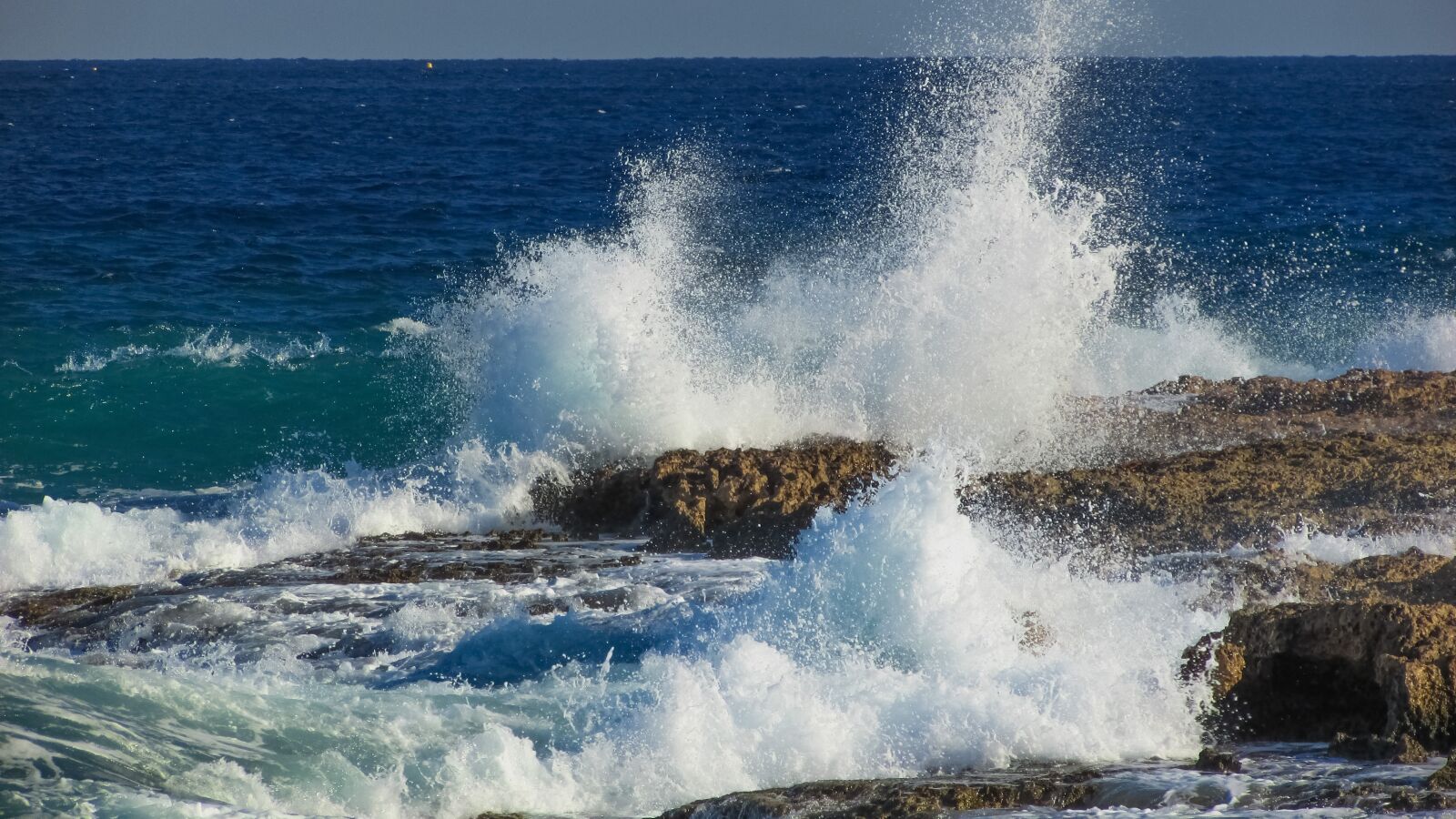 Canon PowerShot SX400 IS sample photo. Wave, smashing, sea photography