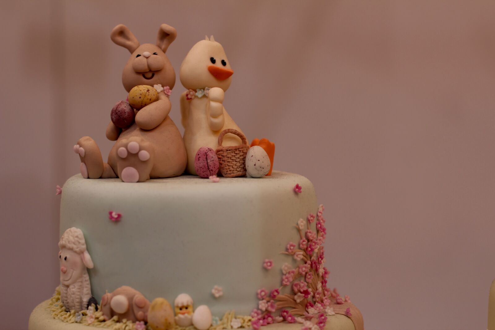 Canon EOS 600D (Rebel EOS T3i / EOS Kiss X5) + Canon EF 50mm F1.4 USM sample photo. Easter cake, marzipan, kids photography